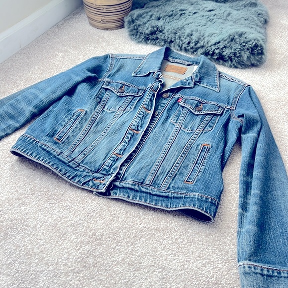 Levi's Jackets & Blazers - LEVI’S Denim Original Trucker Jacket Womens large. Classic medium blue.